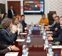Su Majestad la Reina durante la reunión de trabajo mantenida en el Laboratorio "Luis Bolín", donde el  director de la Estación, junto a resp